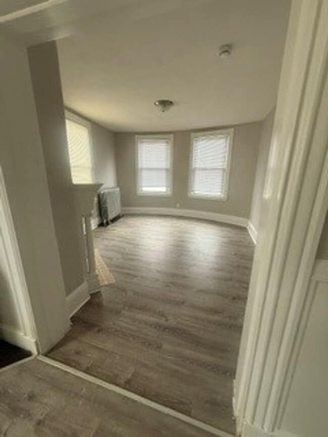 Building Photo - Spacious 1bedroom unit with large living room