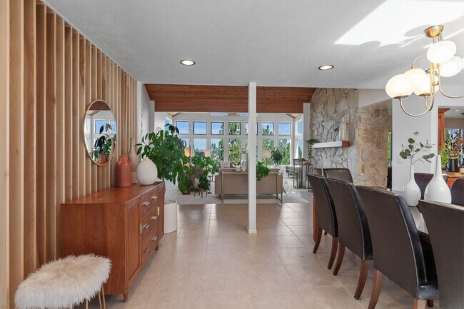 Building Photo - Beautifully Remodeled Execute Home - Parti...
