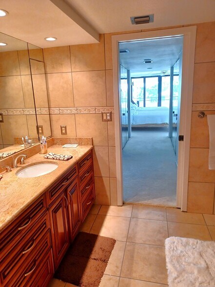 Building Photo - 5260 S Landings Dr