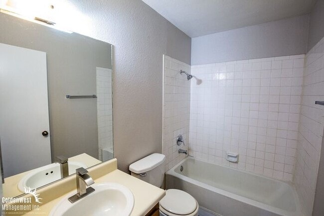 Building Photo - Beautifully Updated 2Bdm 1Ba Unit in a Gated Community