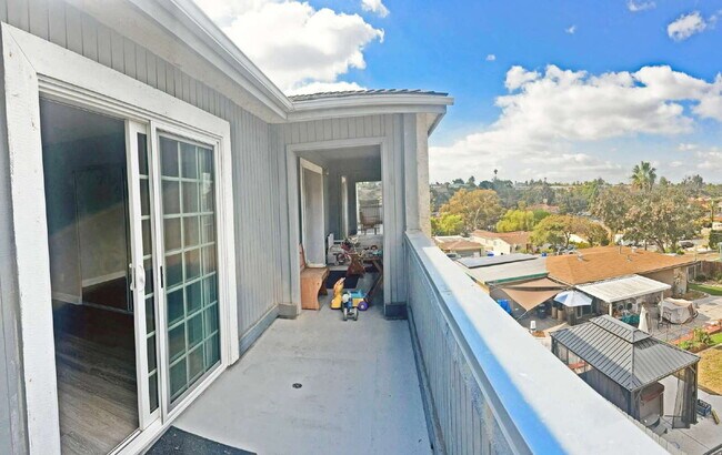 Building Photo - La Mesa Four-Plex Townhouse with Decks & G...