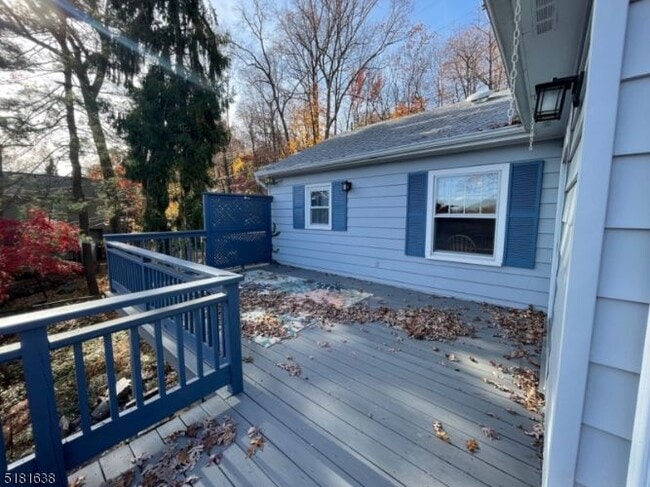 Building Photo - 136 Cedar Lake Rd W