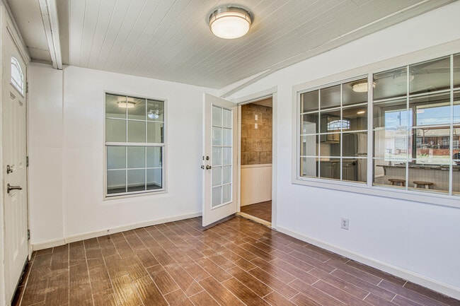 Building Photo - 8613 Kingsway Dr