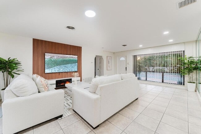 Building Photo - 1016 NE 26th Ave