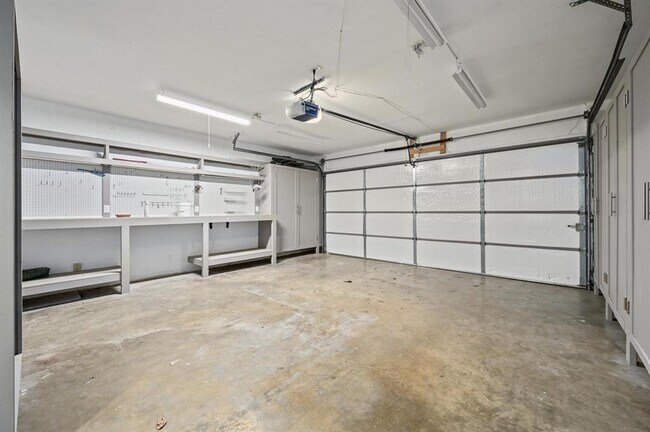 Building Photo - 1607 Glencrest Dr