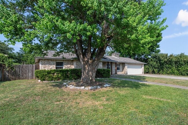 Building Photo - 2506 Oak Ln