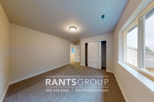 Building Photo - Beautiful Home! Easy JBLM Commute!