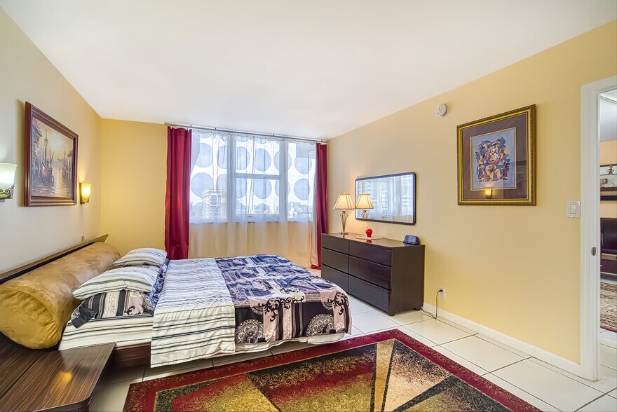 bedroom - 2030 S Ocean Dr