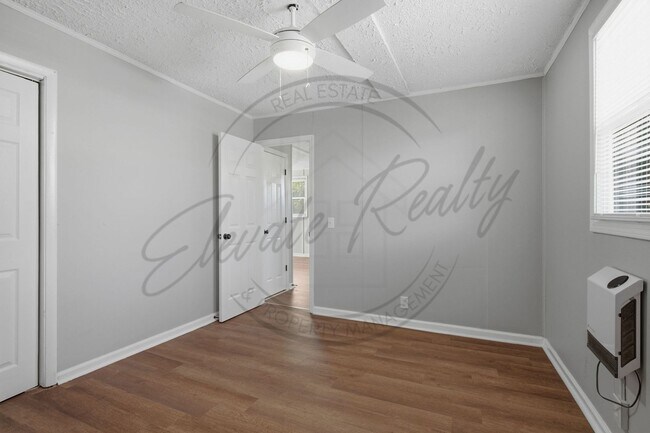 Building Photo - Two Bedroom Duplex in Madison on Special!