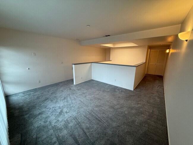 Building Photo - 1090 University Ave