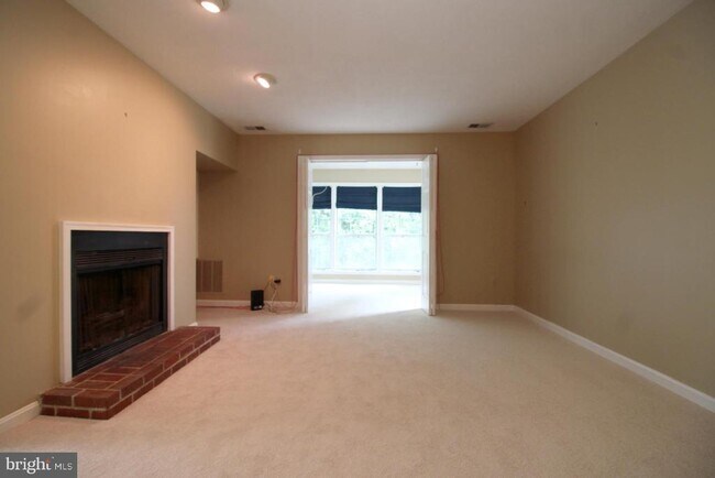 Building Photo - 10118 Oakton Terrace Rd