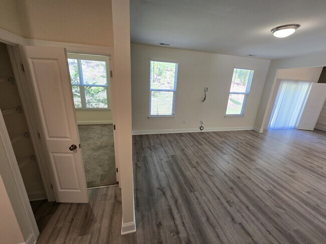 Building Photo - 421 Sailor Wy