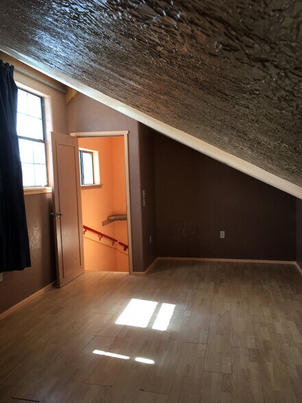 Upstairs bedroom - 23901 US-70