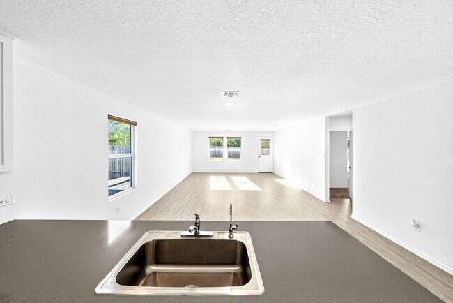 Building Photo - Charming 3-Bedroom Haven with 2 Full Baths