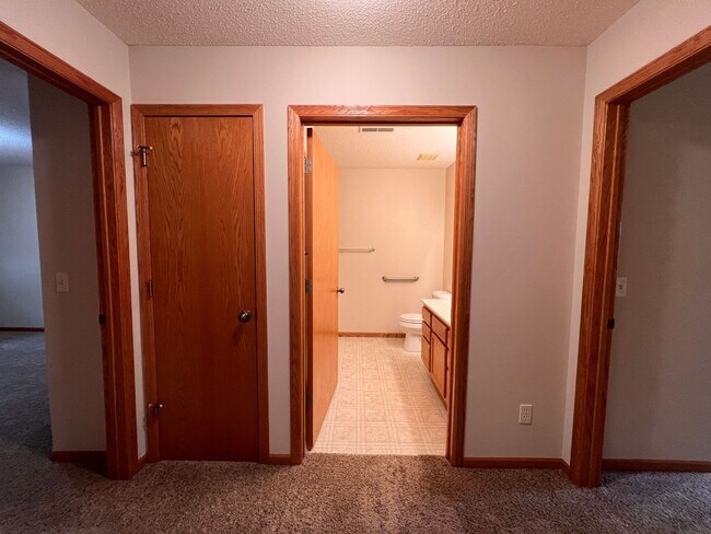 Building Photo - Great Single Level 2 Bedroom Townhome