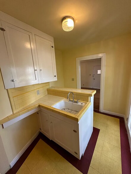 Building Photo - 3234 Descanso Dr