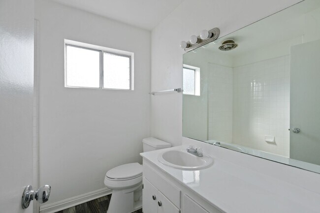 Building Photo - 8421 Lindley Ave