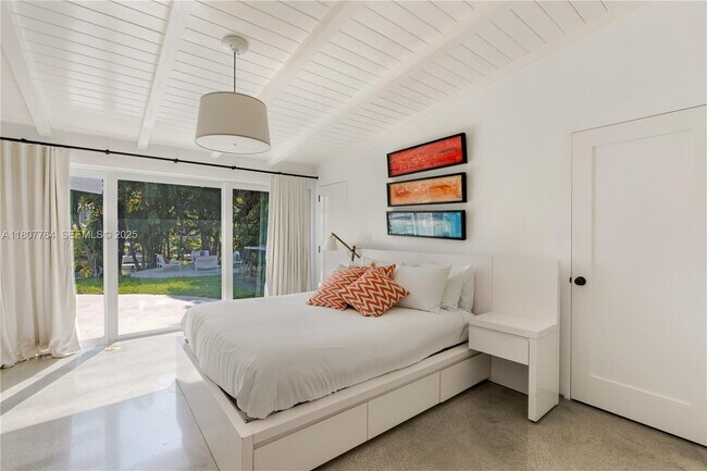 Building Photo - 270 Island Dr