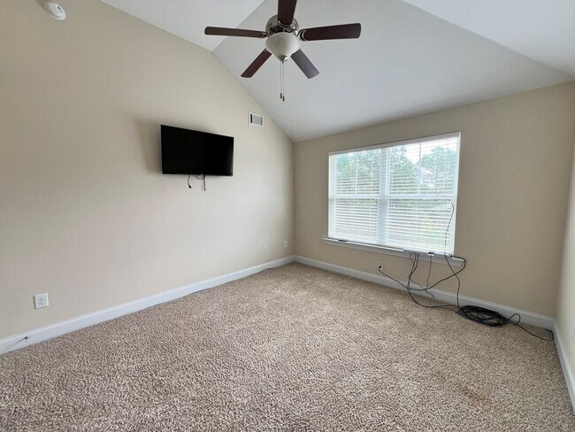 Building Photo - 327 Clearwater Ln