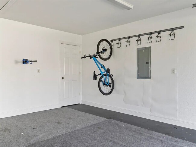 Building Photo - 701 SW Maidstone Ave