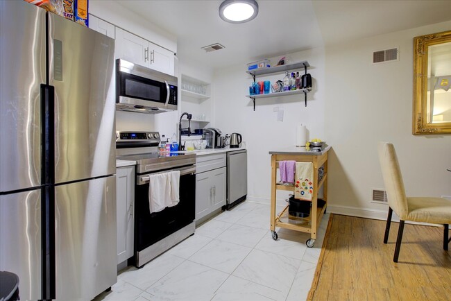 Building Photo - Charming 2 Bedroom 2 Bath Apartment in Was...