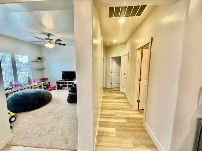 Building Photo - Lovely Pet Friendly 3-BR + Office in Sage Canyon