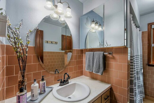 Building Photo - 4401 NW Columbia St