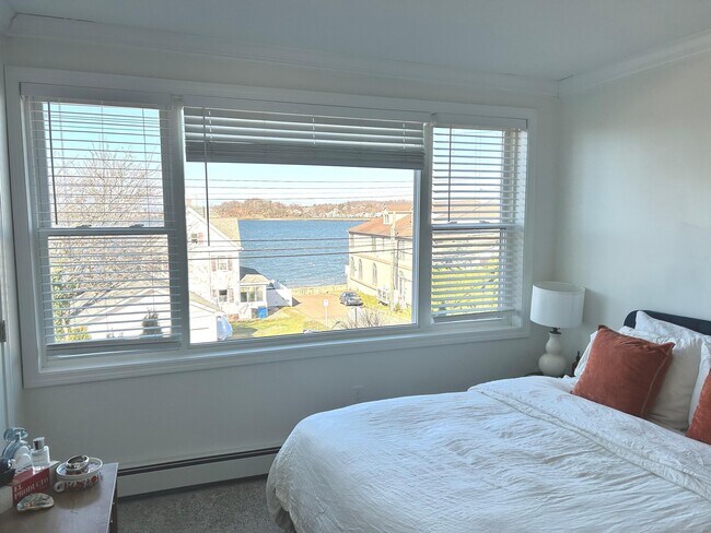 Building Photo - 103 Cove St