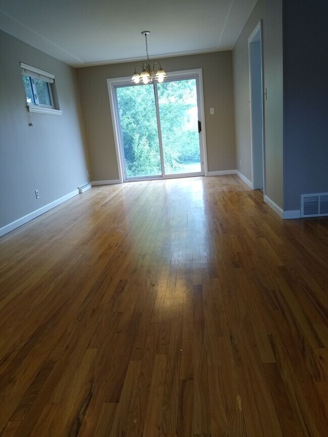 Building Photo - Stunning 4 bedroom 2 bath Virginia Village...