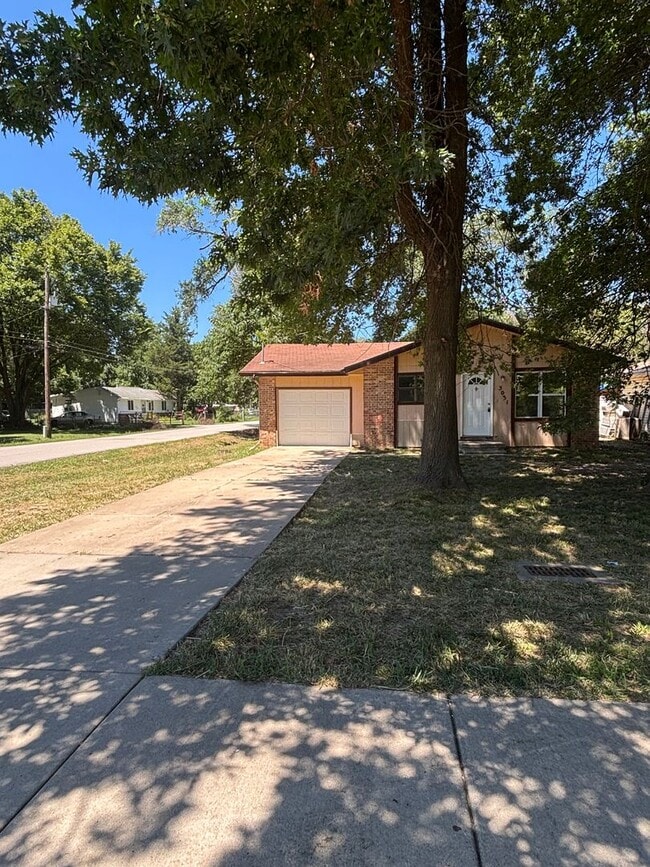 Building Photo - Available Now 3 bedroom 1.5 bathroom 1 car garage!