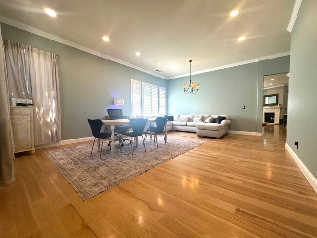 Building Photo - Gorgeous single story with Pool!