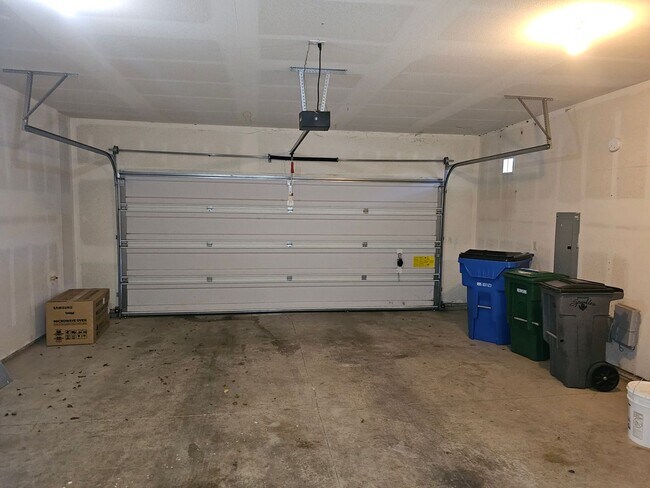 Building Photo - Beautiful 3 Bed 2.5  one level Townhome wi...
