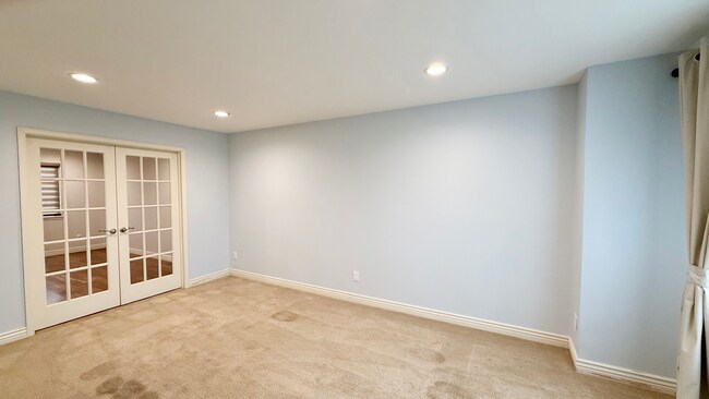Building Photo - GOURMET KITCHEN-D20-6 BEDROOMS
