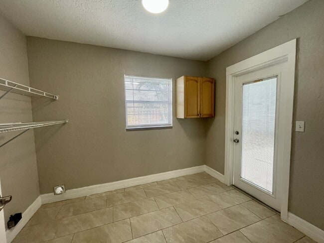 Building Photo - 4 bedroom 2 bathroom pool home for rent