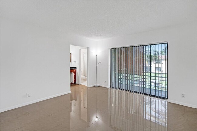 Building Photo - 5140 SW 40th Ave