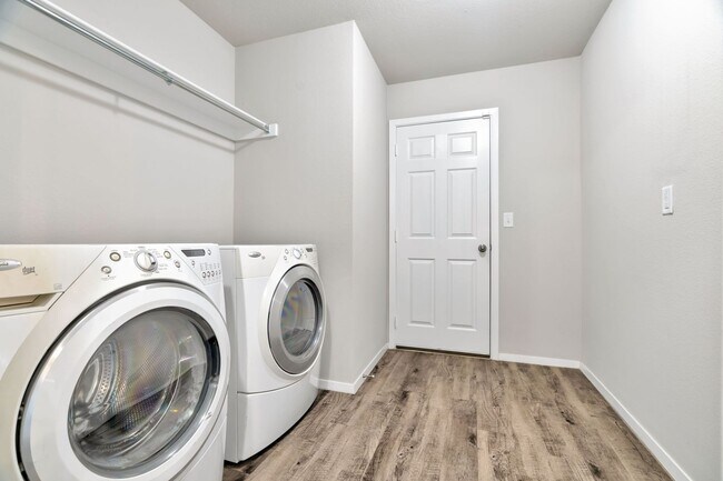 Building Photo - 3 Bed 2 Bath home mins away from the University!