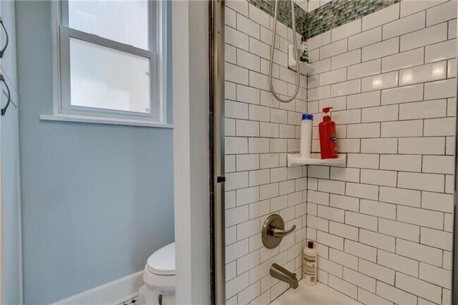 Building Photo - 13-15 Bailey