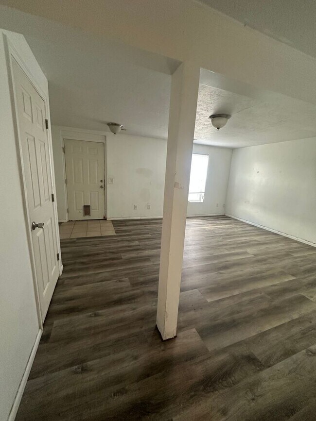 Building Photo - BEAUTIFUL TOWNHOME!!!