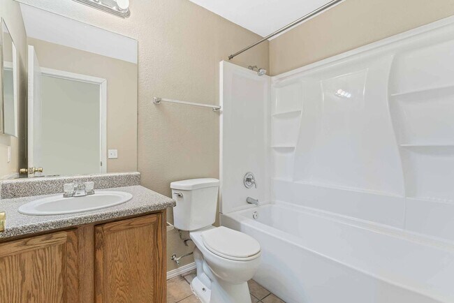 Building Photo - Charming Home with Spacious Backyard!
