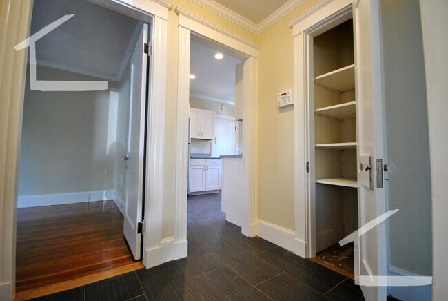Building Photo - 9/1 Renovated, oversized 4BR/2BA near Oak ...