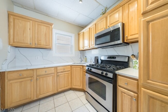 Building Photo - 529 Ainsworth St