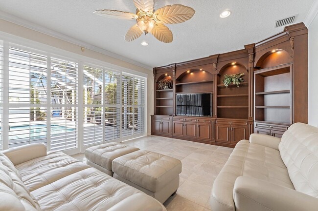 Building Photo - 115 Castries Dr