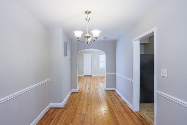 Building Photo - 1154 Elm Rd