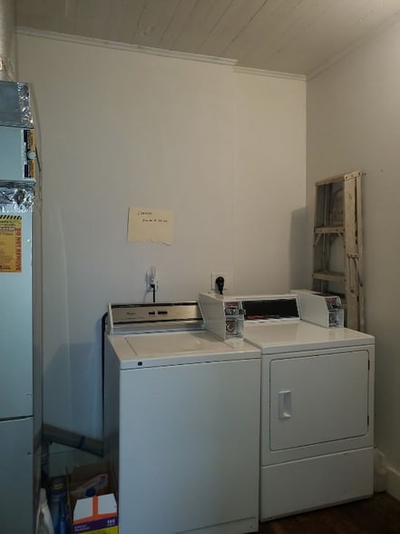 Building Photo - 555 N Broadway St