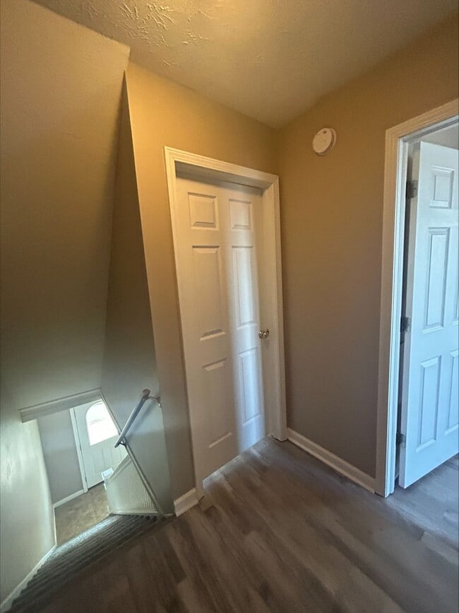 Building Photo - Large 3 Bedroom Townhome Available For Short-Term Lease! Brand New Flooring and Paint!