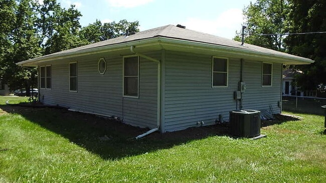 Building Photo - 4 bed 2 bath for Rent in Roeland Park, KS