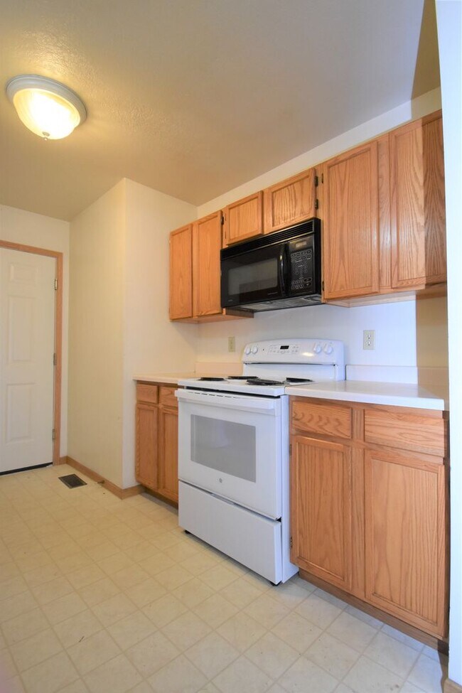 Building Photo - Townhouse-style End unit 3BD, 1.5 BA