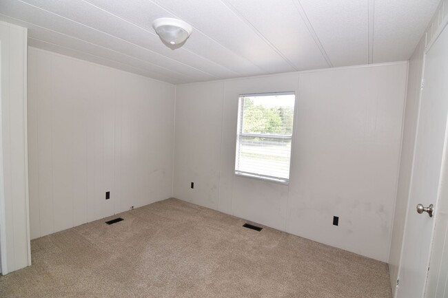 Building Photo - Spacious & Updated Double-Wide Home on a L...
