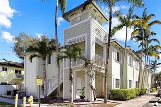 Building Photo - 373 NE 26th Pl