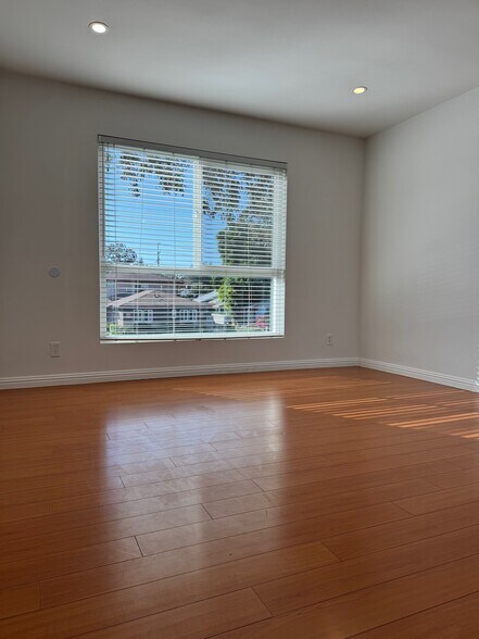 Building Photo - 5708 Woodman Ave